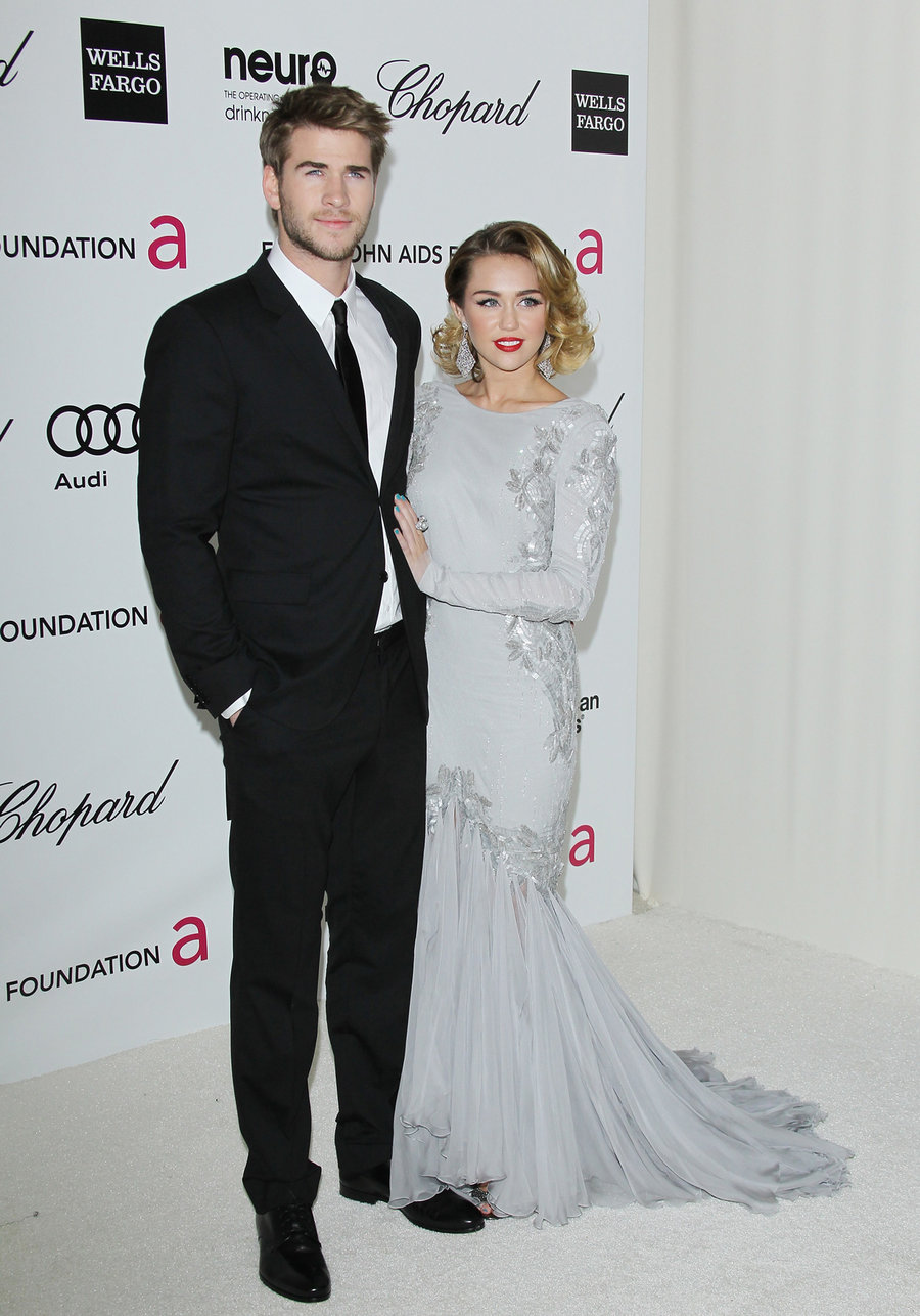 Khoảng thời gian hẹn hò với em trai "thần sấm" Liam Hemsworth, gu ăn mặc của Miley Cyrus dịu dàng và đằm thắm. Mỗi khi xuất hiện cùng bạn trai, Miley thường chọn những thiết kế váy thướt tha tôn lên vẻ sang trọng.