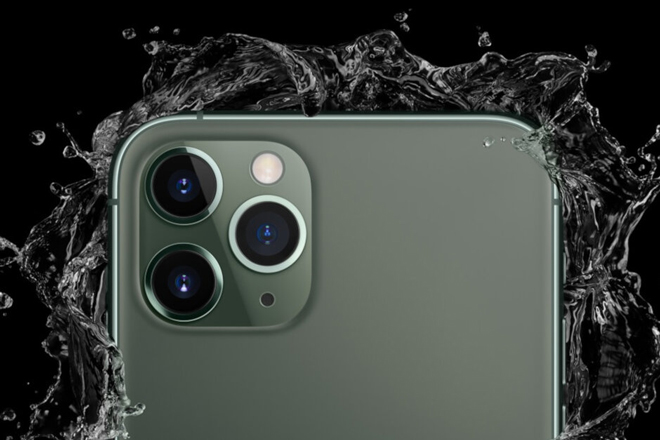 iPhone 11 Pro với khả năng chống nước tốt vì có pin liền.