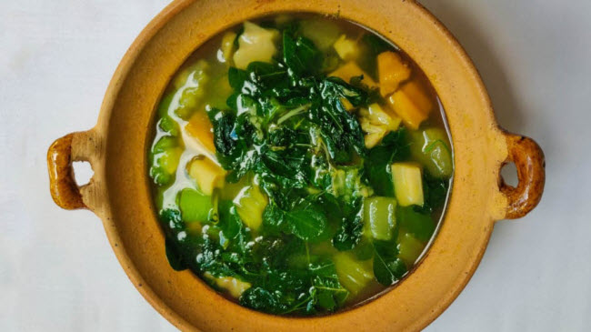 Súp rau thơm: Thành phần của món súp này bao gồm sả, gừng và có thể thêm một số loại rau thơm khác.
