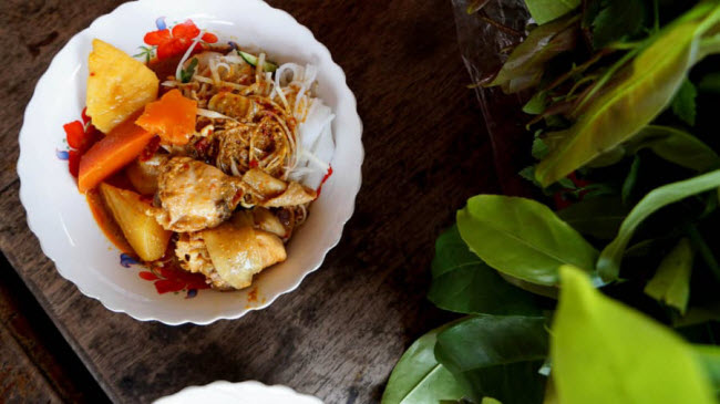 Cà ri gà: Không cay như món cà ri của quốc gia láng giềng Thái Lan, món ăn truyền thống của Campuchia sử dụng chủ yếu ớt đỏ địa phương có độ cay nhẹ và có vị ngọt êm dịu.
