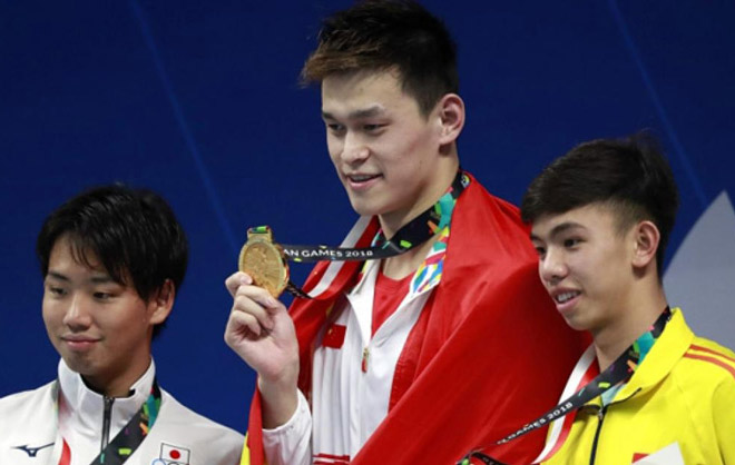 Huy Hoàng (áo vàng) giành HCB ASIAD 2018 nội dung bơi 1.500m, chỉ kém Sun Yang (giữa) hơn 3 giây