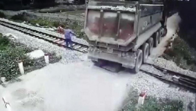 Anh Dương Văn Kiên đã chạy ngược về đoàn tàu đang tiến đến yêu cầu dừng&nbsp;khẩn cấp để không đâm vào xe tải đang chết máy trên đường sắt Bắc-Nam.&nbsp;