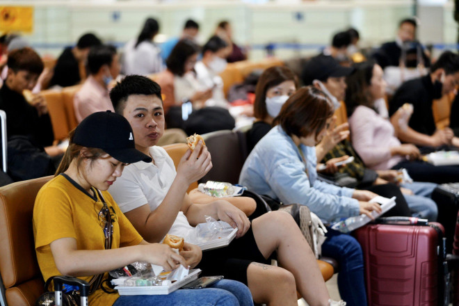 Những ngày qua, mỗi ngày sân bay Nội Bài đón cả nghìn hành khách về từ các vừng có dịch, trong đó chủ yếu là Hàn Quốc