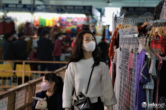 Cảnh vắng khách hiếm thấy tại chợ Đồng Xuân, Hà Nội thời điểm phòng chống dịch Covid-19