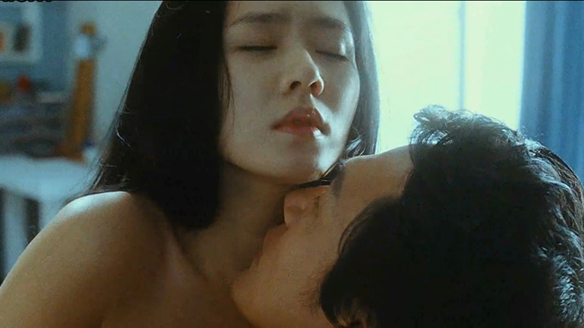 Bên cạnh đó, Son Ye Jin cũng từng thể hiện những phân cảnh nóng bỏng trên màn ảnh Hàn.