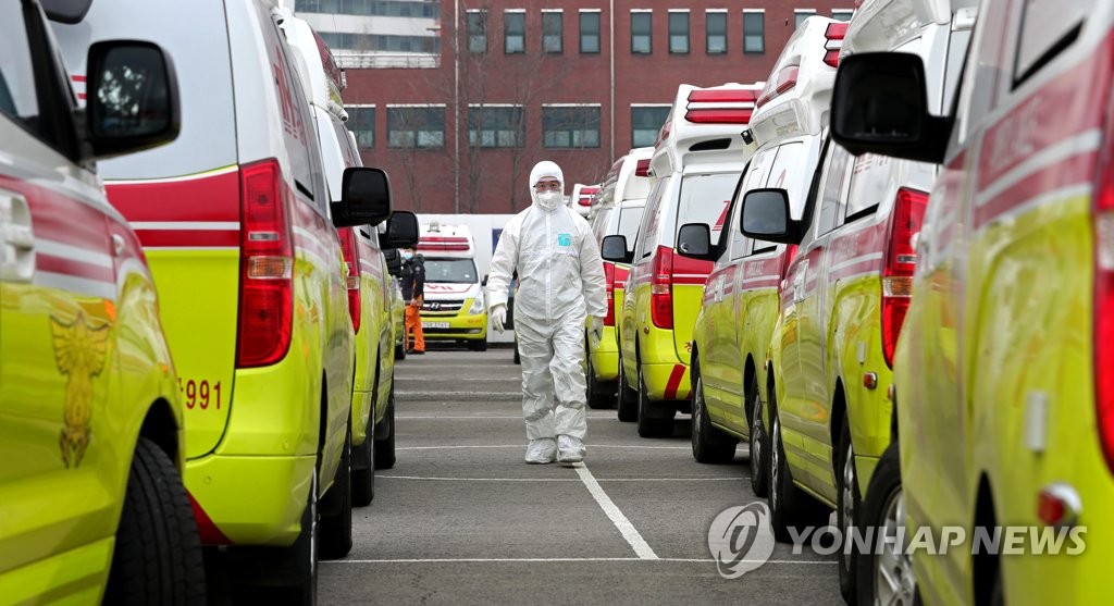 Xe cứu thương tại thành phố Daegu, nơi dịch Covid-19 bùng phát mạnh ở Hàn Quốc. Ảnh: Yonhap News