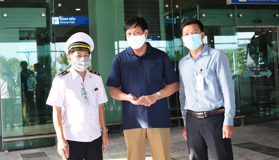 Thứ trưởng Bộ Y tế Đỗ Xuân Tuyên (đứng giữa) đã trực tiếp đến kiểm tra công tác phòng, chống dịch tại sân bay Cần Thơ.