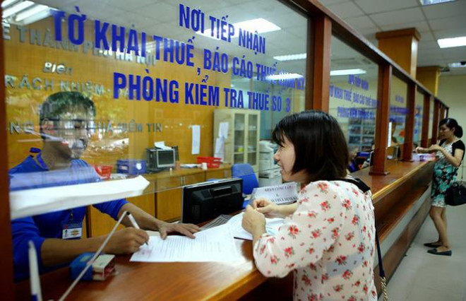 Người dân đi nộp thuế thu nhập cá nhân ở Chi cục Thuế Hà Nội. ảnh: Hồng Vĩnh