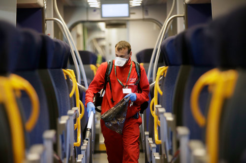 Nhân viên y tế làm việc trên một toa tàu ở thành phố Milan, Italia.
