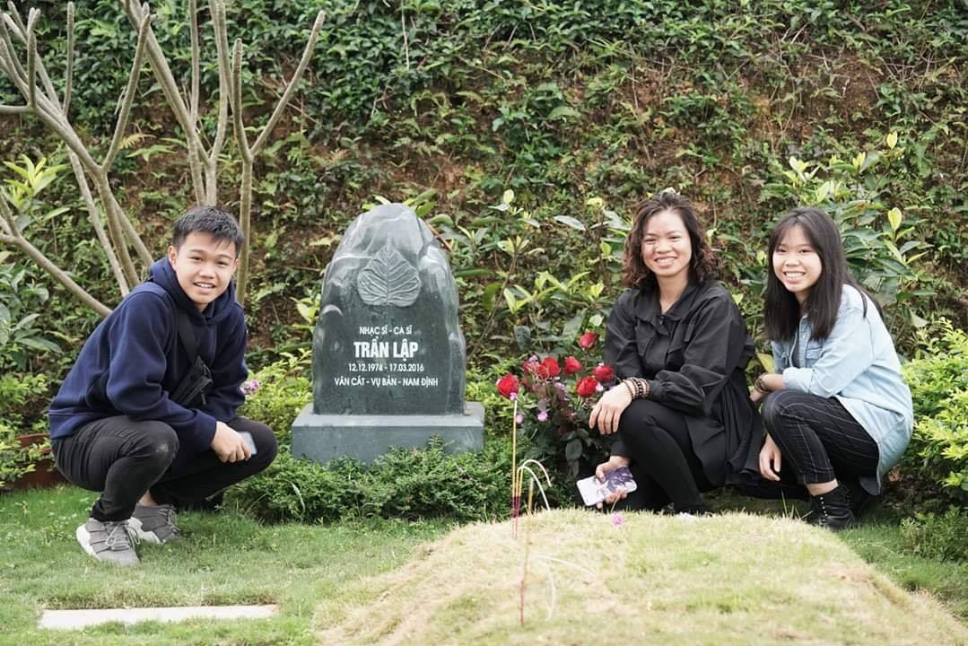 Vợ và hai con đến thăm mộ trước ngày giỗ lần thứ 4 của nhạc sĩ Trần Lập