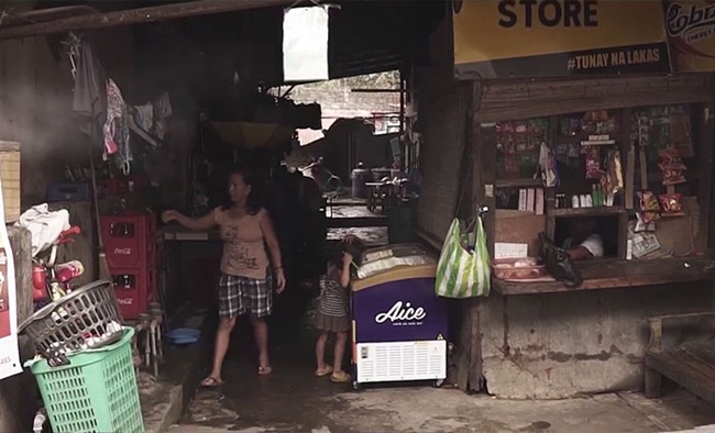 Bà Nanay là người bán hàng còn ông Tatay là người làm nghề khuân vác. &#34;Bây giờ tôi có cơ hội trả ơn cho họ. Tôi đảm bảo cha mẹ có cuộc sống tốt hơn những gì có thể tưởng tượng&#34;,&nbsp;Jayvee Lazaro Badile II nói.