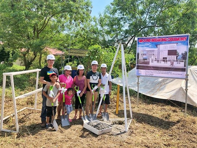 Mặc dù, cuộc sống nghèo nhưng&nbsp;Nanay và Tatay đã nuôi dưỡng để&nbsp;Jayvee Lazaro Badile II thành người thành đạt.