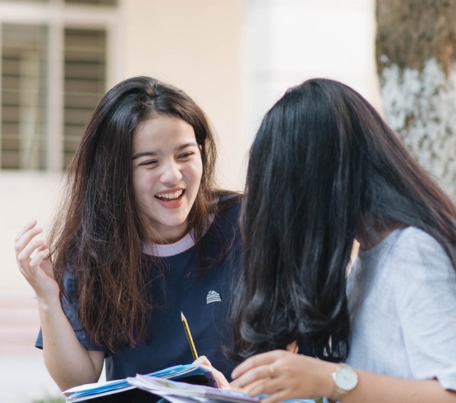 Còn khi đi học, Kiều Nga để mặt mộc tươi tắn như các bạn đồng trang lứa.&nbsp;