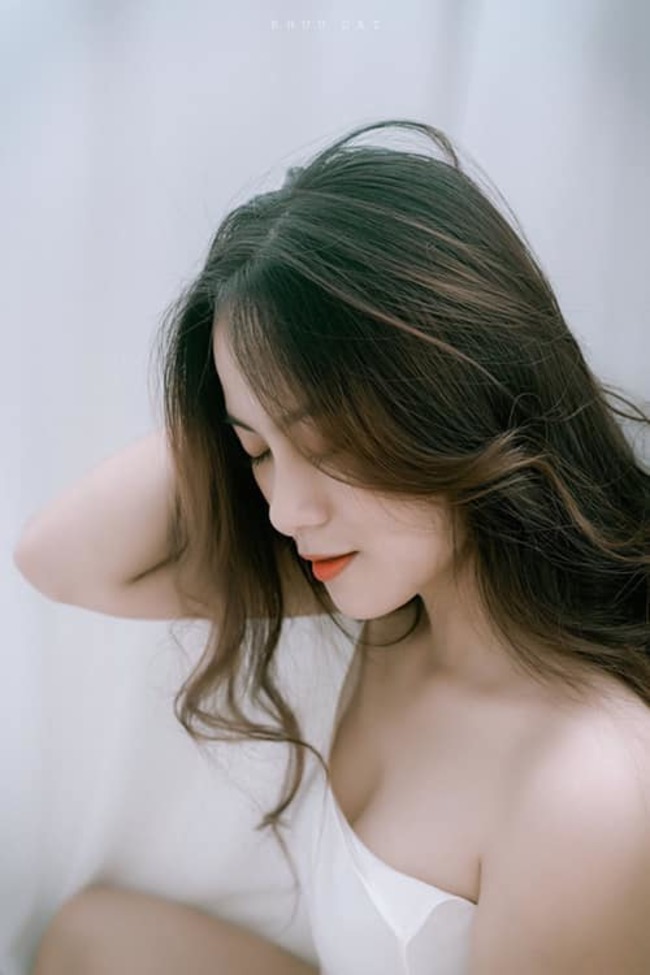 Tuy thay đổi hình ảnh trưởng thành hơn, sexy hơn nhưng những đường nét trên gương mặt Cẩm Tuyền vẫn không khác nhiều so với 10 năm trước. Vì vậy, vẫn có không ít khán giả vẫn nhớ đến cô với cái tên Hoàng Lan.