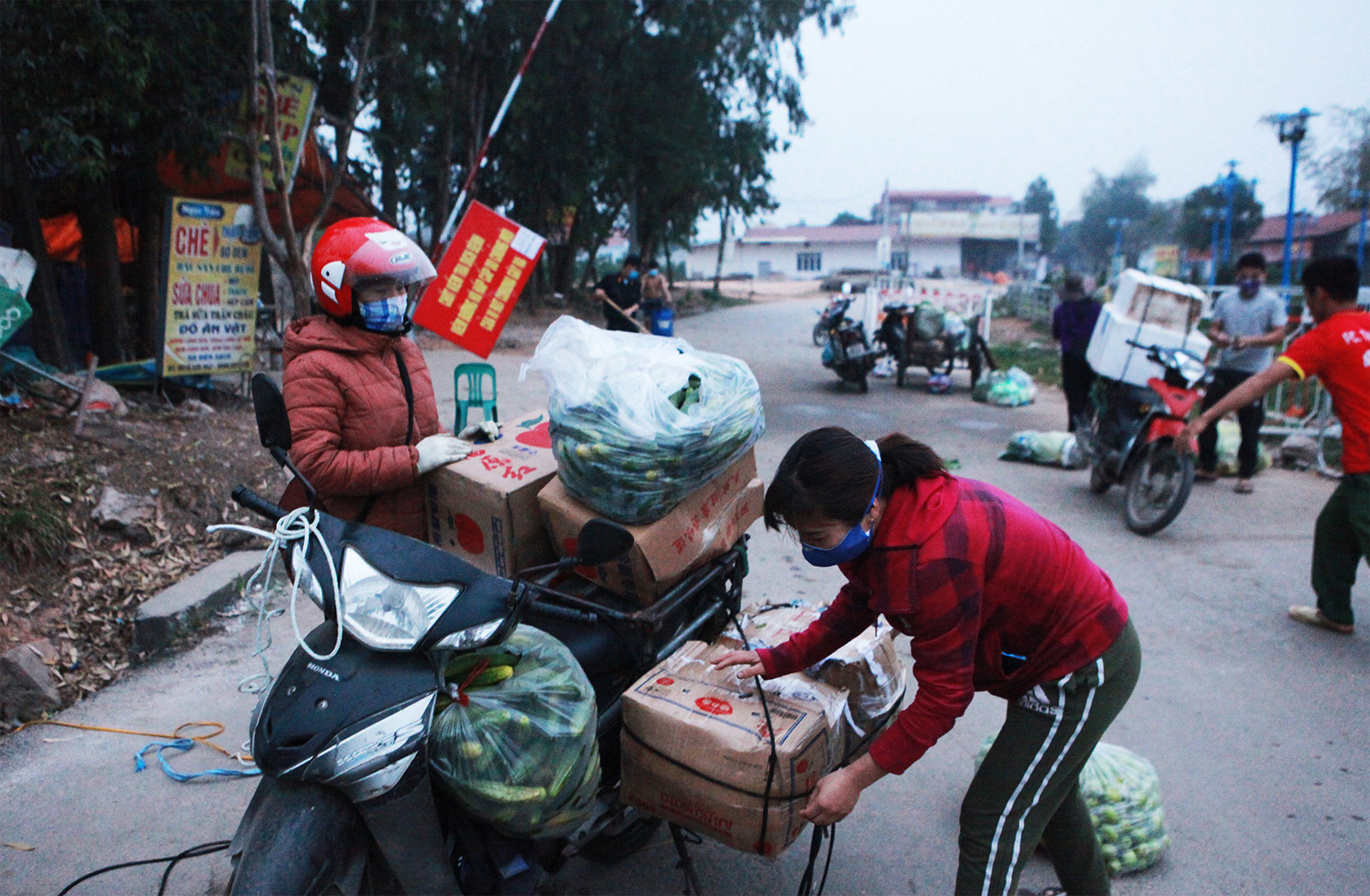 Tâm dịch Covid-19 Sơn Lôi sau 20 ngày bị phong tỏa - 11