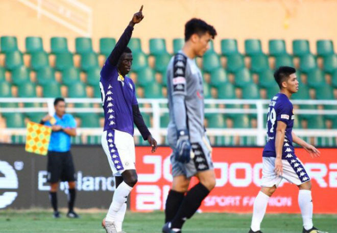 Thủ thành Bùi Tiến Dũng có màn trình diễn đáng quên trước Hà Nội FC