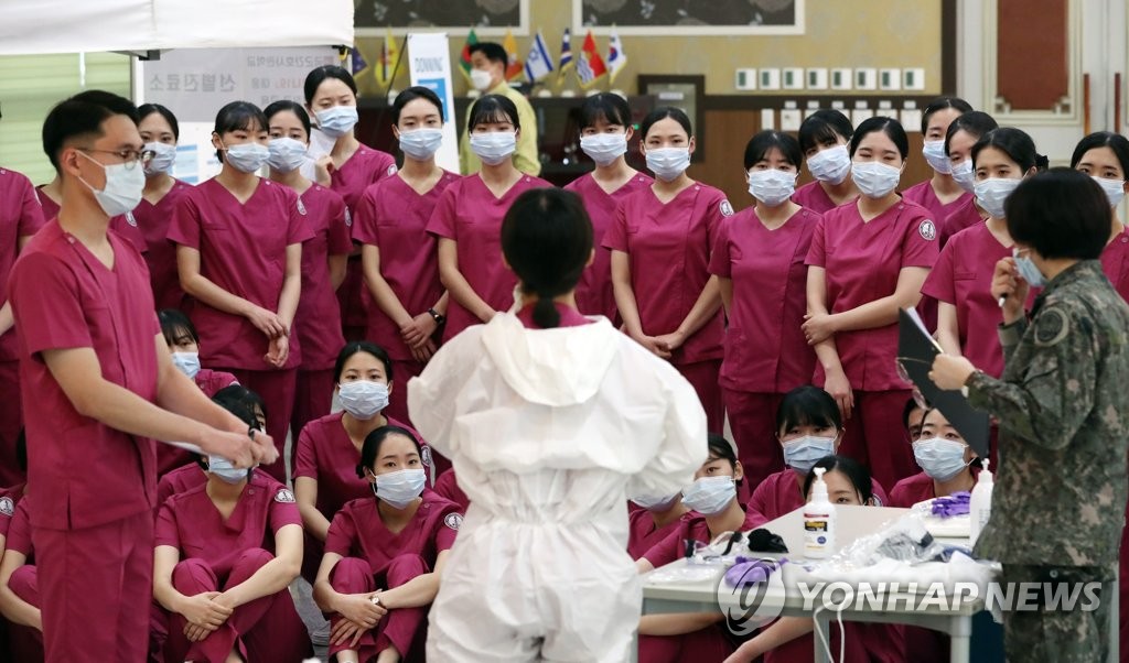 Các sinh viên&nbsp;Học viện Điều dưỡng của Quân đội Hàn Quốc nghe phổ biến về virus Corona.