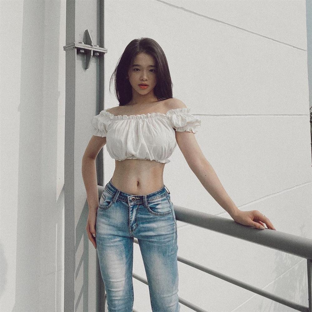 Linh Ka cũng thường xuyên mặc croptop dù cô sinh năm 2002.