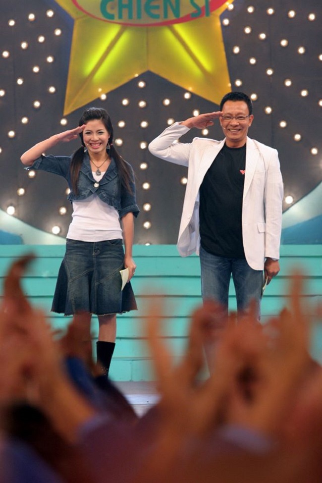 Hình ảnh MC Hoàng Linh cùng nhà báo Lại Văn Sâm trong những ngày đầu chương trình "Chúng tôi là chiến sĩ" lên sóng cũng nhận được nhiều sự yêu mến của khán giả.