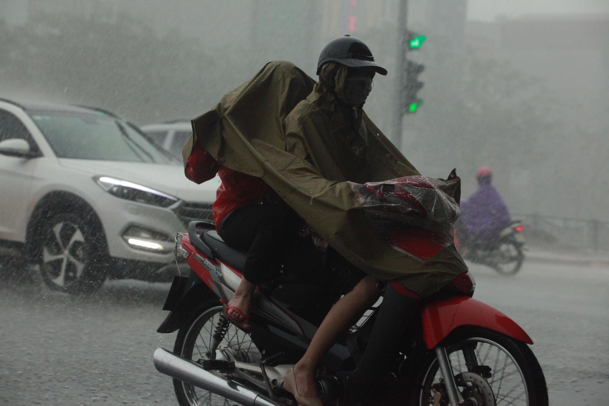 Mưa lớn trút xuống kèm gió giật mạnh