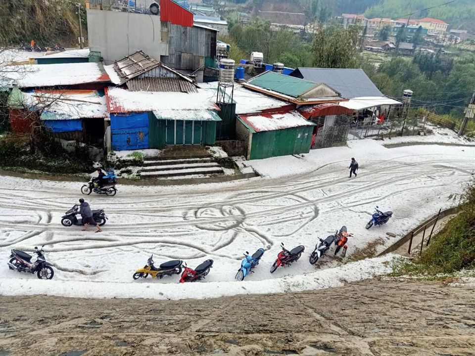 &nbsp; Người dân di chuyển qua khu vực mưa đá phải xuống dắt xe, lớp mưa đá trơn trượt gây nhiều nguy hiểm khi điều khiển xe.