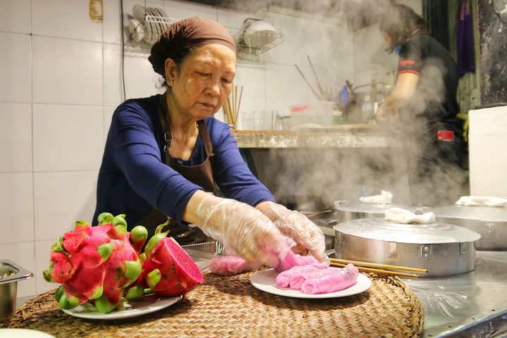 Bánh cuốn thanh long ruột đỏ nổi lên khoảng 1 tuần trở lại đây và tạo ra “cơn sốt” ẩm thực mới cho giới trẻ Hà Nội