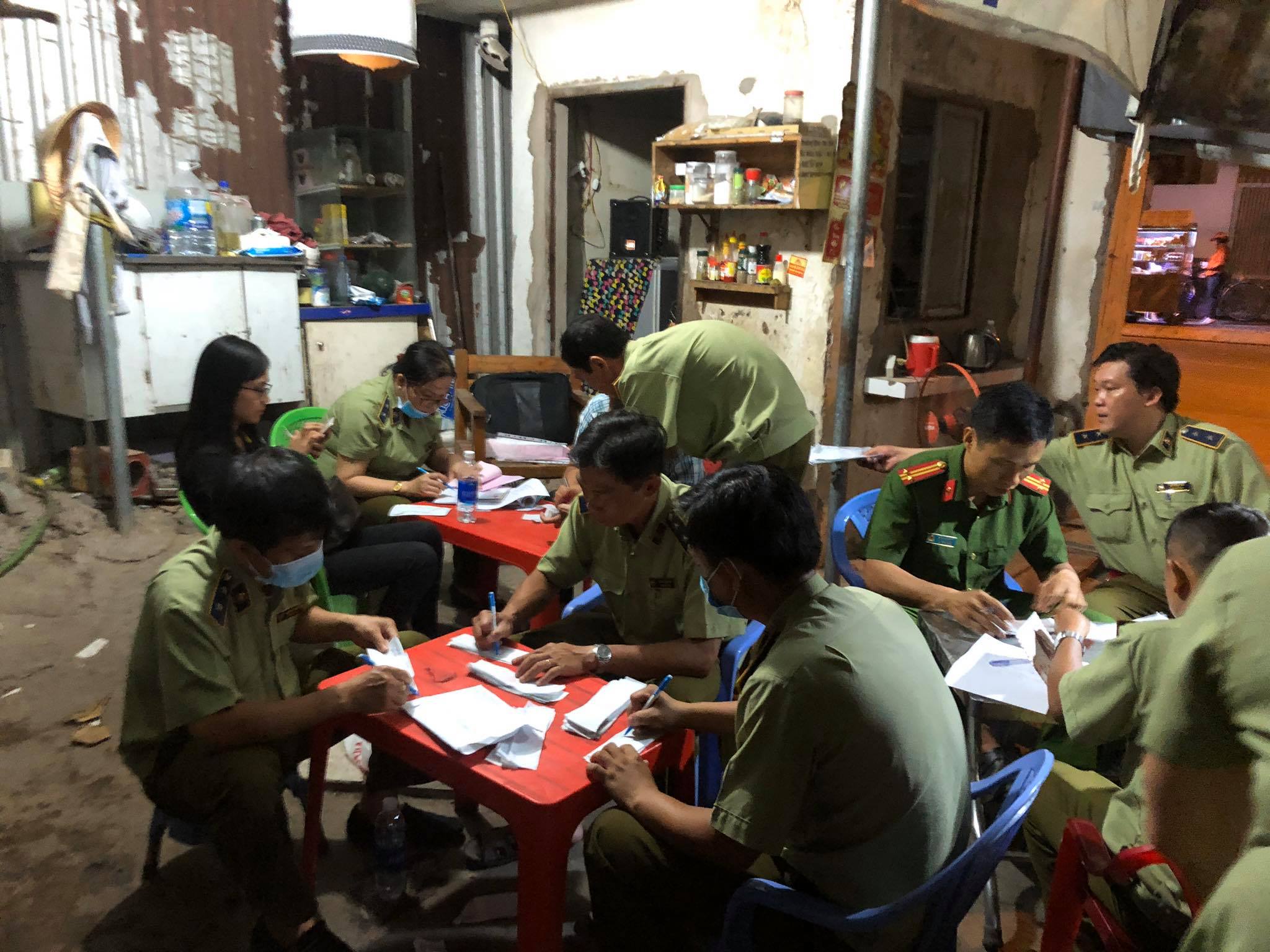 Lực lượng chức năng kiểm tra kho hàng trên đường Lương Thế Vinh (quận Tân Phú)