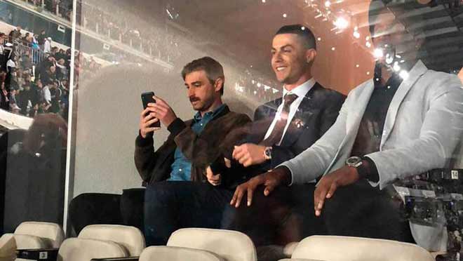 Ronaldo bảnh bao dự khán trận "Siêu kinh điển" khi Real Madrid thắng Barcelona 2-0 hôm 2/3 vừa qua
