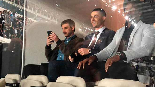 Từ trên khán đài VIP sân Santiago Bernabeu cuối tuần qua, Ronaldo cười tươi chứng kiến đội bóng cũ Real Madrid đả bại Barcelona của Messi