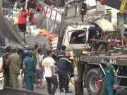 Tin tức trong ngày - Ớn lạnh hiện trường xe tải vỡ nát sau cú tông xe container, 3 người chết