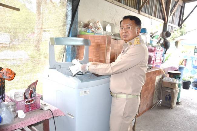 Đây là hình ảnh cảnh sát phát hiện cơ sở tái chế khẩu trang đã qua sử dụng thành khẩu trang mới. Sự việc xảy ra tại Saraburi, Thái Lan.