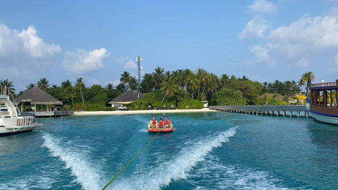 Tiếp đó,&nbsp;cả ba người di chuyển đến một địa điểm khác để nghỉ dưỡng. Cuộc sống của Subeo khiến nhiều người xuýt xoa vì cậu bé thường xuyên được bố mẹ cho đi du lịch trong và ngoài nước.