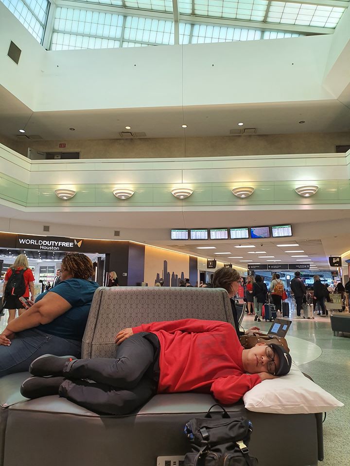 Hình ảnh Tuấn Hưng nằm nghỉ ngơi ở sân bay sau nhiều ngày chạy show hải ngoại nhận về nhiều ý kiến trái chiều