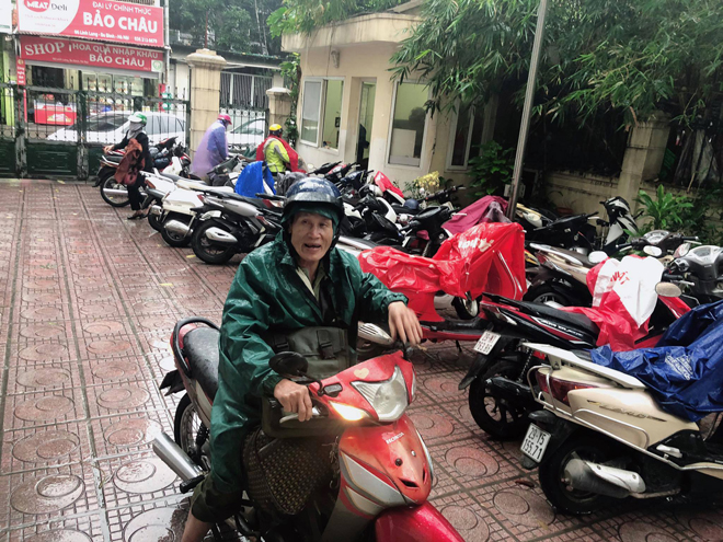 Ông Hiệp “đội mưa” tự đi xe máy tới toà