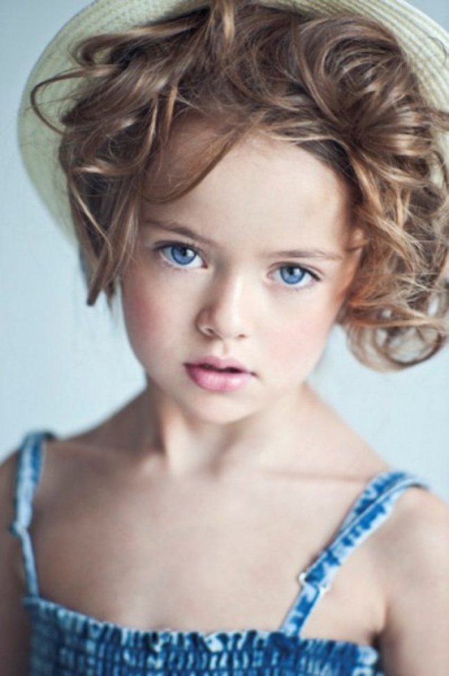 Kristina Pimenova thu hút người đối diện bởi đôi mắt xanh trong veo như nước hồ.&nbsp;