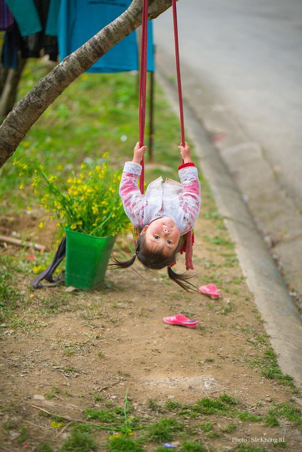 Dân mạng &#34;tan chảy&#34; với khoảnh khắc cô bé Hà Giang nô đùa, cười rạng rỡ bên bạn bè - 2