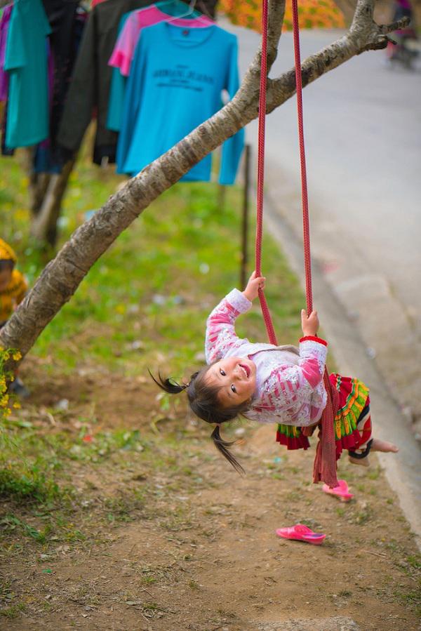 Dân mạng &#34;tan chảy&#34; với khoảnh khắc cô bé Hà Giang nô đùa, cười rạng rỡ bên bạn bè - 1