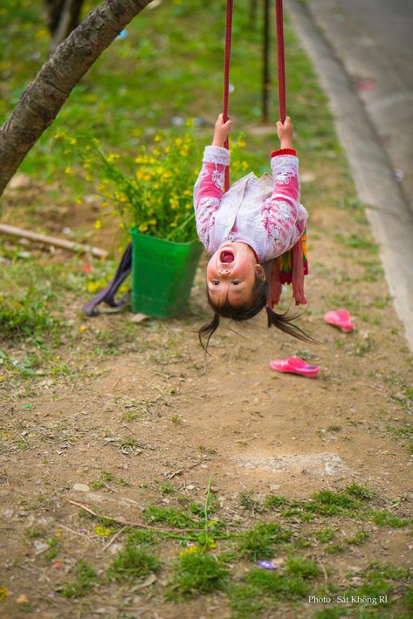 Dân mạng &#34;tan chảy&#34; với khoảnh khắc cô bé Hà Giang nô đùa, cười rạng rỡ bên bạn bè - 4