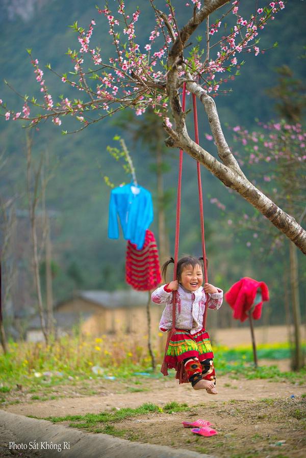 Dân mạng &#34;tan chảy&#34; với khoảnh khắc cô bé Hà Giang nô đùa, cười rạng rỡ bên bạn bè - 3