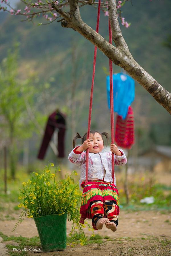 Dân mạng &#34;tan chảy&#34; với khoảnh khắc cô bé Hà Giang nô đùa, cười rạng rỡ bên bạn bè - 5