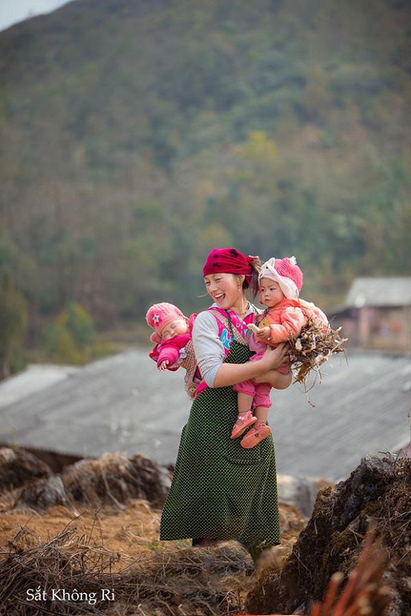 Dân mạng &#34;tan chảy&#34; với khoảnh khắc cô bé Hà Giang nô đùa, cười rạng rỡ bên bạn bè - 7