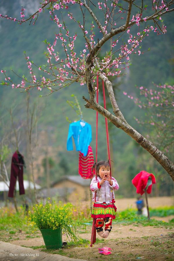 Dân mạng &#34;tan chảy&#34; với khoảnh khắc cô bé Hà Giang nô đùa, cười rạng rỡ bên bạn bè - 6