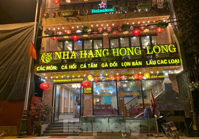 Các nhà hàng, quán xá chịu chung cảnh "vắng như chùa bà đanh".