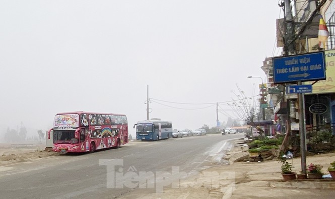 Việc thiếu vắng khách du lịch không chỉ tác động trực tiếp đến nhà hàng, khách sạn mà còn khiến các hãng xe du lịch điêu đứng. Theo lãnh đạo hãng xe khách&nbsp;InterBus Lines, từ Tết đến nay nhà xe liên tục phải bù lỗ để vận hành. Nhiều chuyến xe chạy lên Sa Pa chỉ chở 1 vài hành khách.&nbsp;