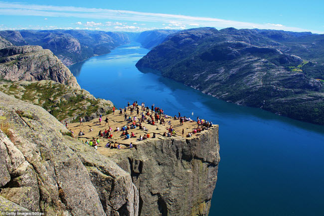 Vách đá Preikestolen có độ cao 604 m trên vịnh Lysefjorden gần thành phố Stavanger. Bề mặt nơi đây gần như bằng phẳng, trở thành điểm ngắm cảnh lý tưởng.
