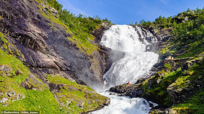 Thác Kjosfossen, cao 225 m, nằm cạnh tuyến đường sắt kết nối ngôi làng Flåm và thành phố Myrdal.
