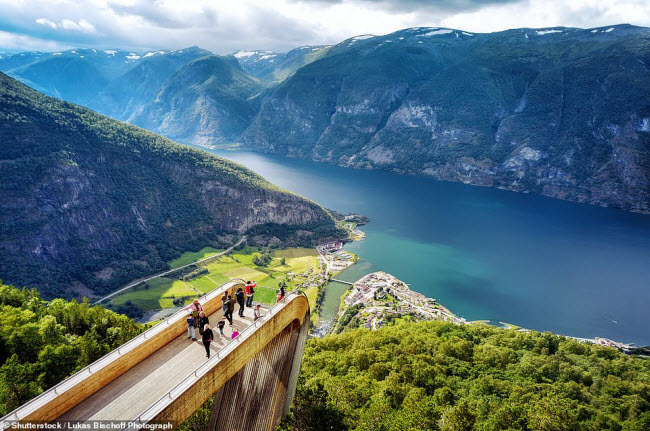 Đài quan sát Stegastein giúp du khách chiêm ngưỡng vịnh&nbsp;Aurlandsfjord từ độ cao 650m.
