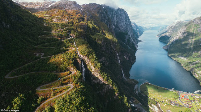 Con đường Lysefjord chạy dọc dãy núi có phong cảnh đẹp như tranh vẽ ở Rogaland, miền tây nam Na Uy.
