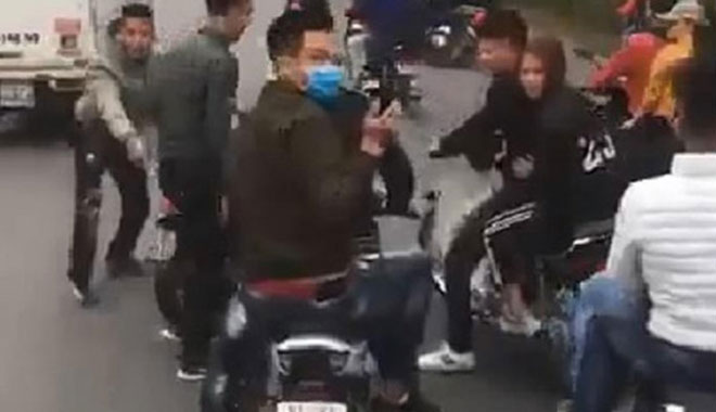 Nhóm thanh niên điều khiển xe máy, không đội mũ bảo hiểm chặn xe tân binh (ảnh cát từ clip)