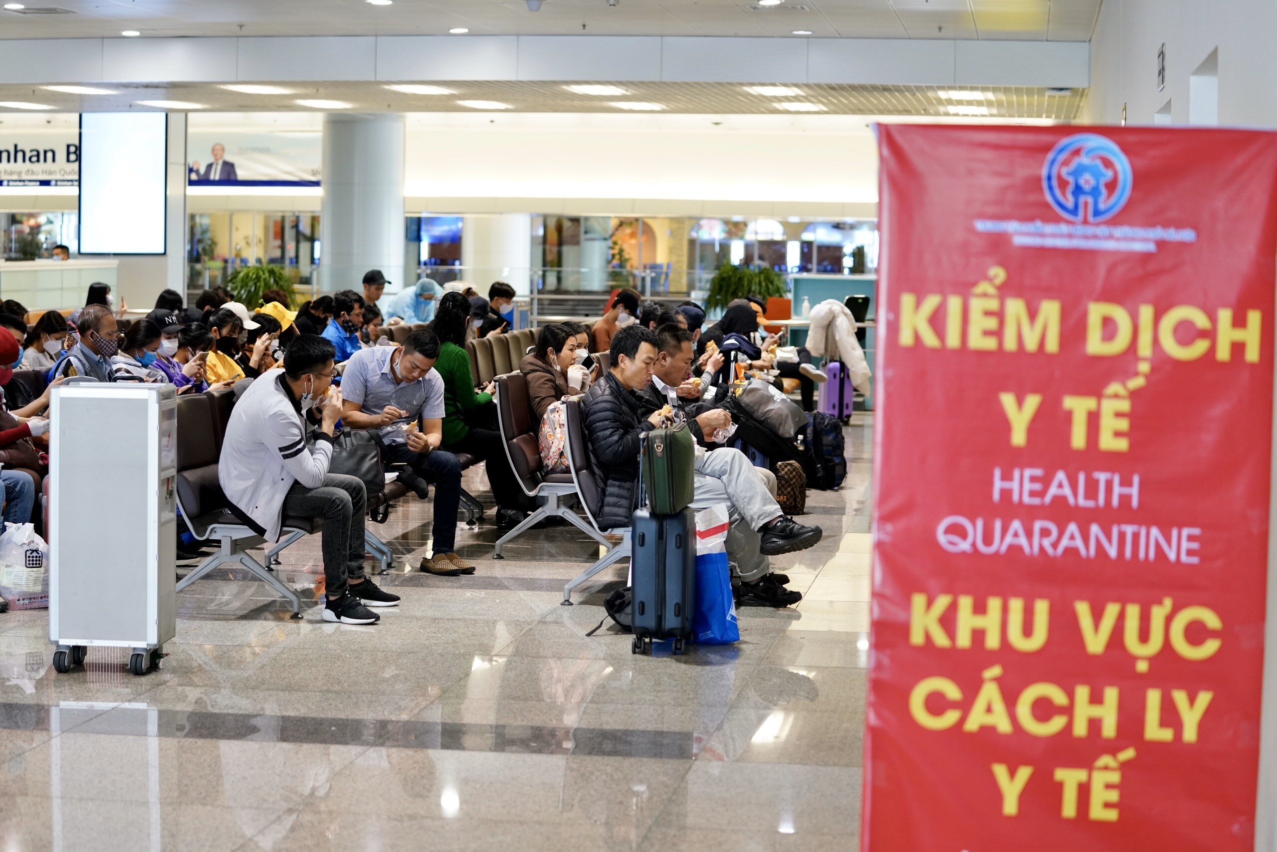 Hành khách về sân bay của Việt Nam từ các vùng dịch, chủ yếu là Hàn Quốc trong những ngày vừa qua&nbsp;. (Ảnh: Báo Giao thông)